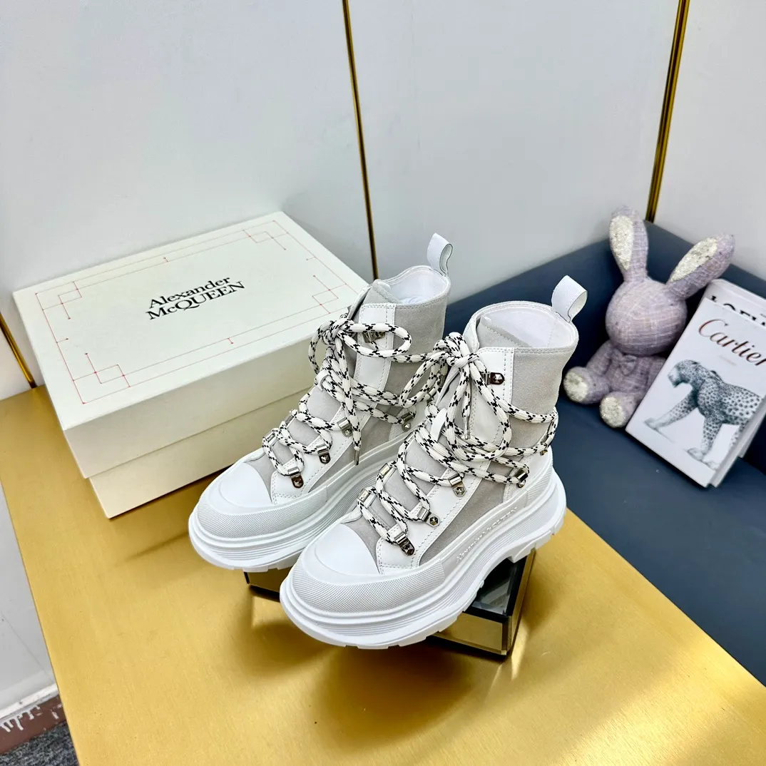 👟👟Ex-factory price 680👟👟 Alexander McQueen's latest thick-soled Martin boots, original 1:1 development, outsole original open-film TPU sole, fabric full-grain cowhide + high mercerized cowhide, lining sheepskin original hardware carabiner bottom height 5cm Size: #35-40 39-45